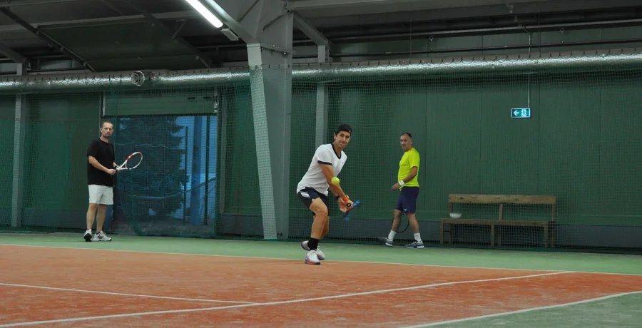 Trening tenisa dla dorosłych w hali SCS Sokół
