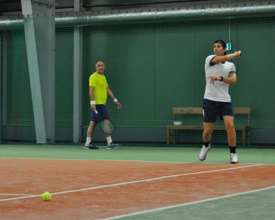 Dorośli grający w tenisa na zajęciach BKtenis