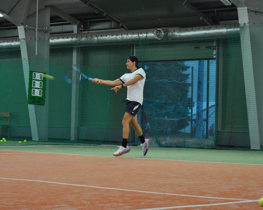 Dorosły zawodnik uderzający forhend na korcie BKtenis w Chorzowie