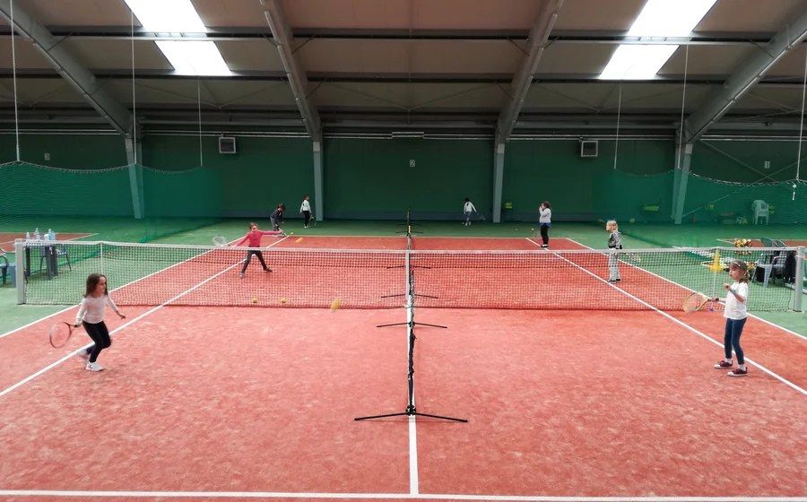 Dzieci grające w tenisa na korcie BKtenis