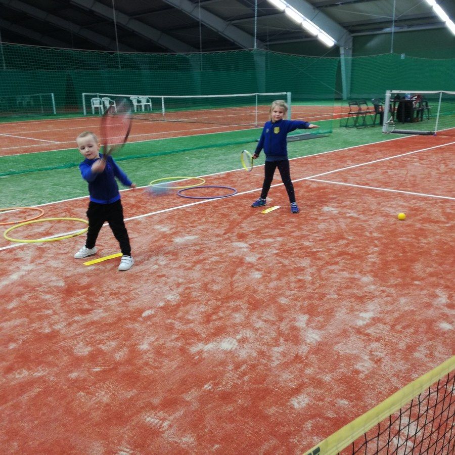 Dzieci ćwiczące technikę uderzeń ze sprzętem treningowym BKtenis