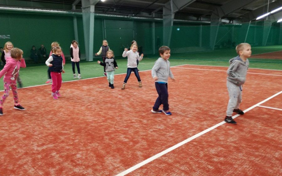 Grupa dzieci biegająca podczas rozgrzewki na zajęciach BKtenis w Chorzowie