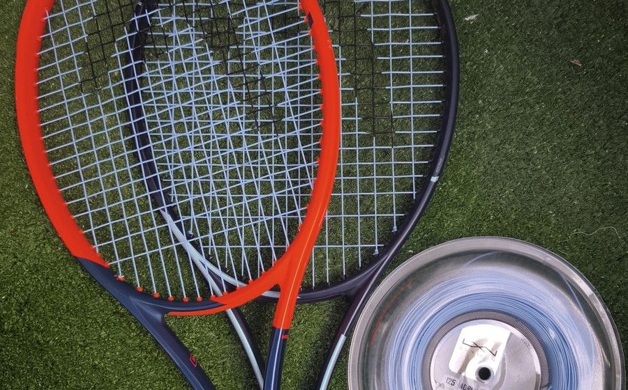 Rakiety tenisowe ze świeżym naciągiem i szpula naciągu BKtenis