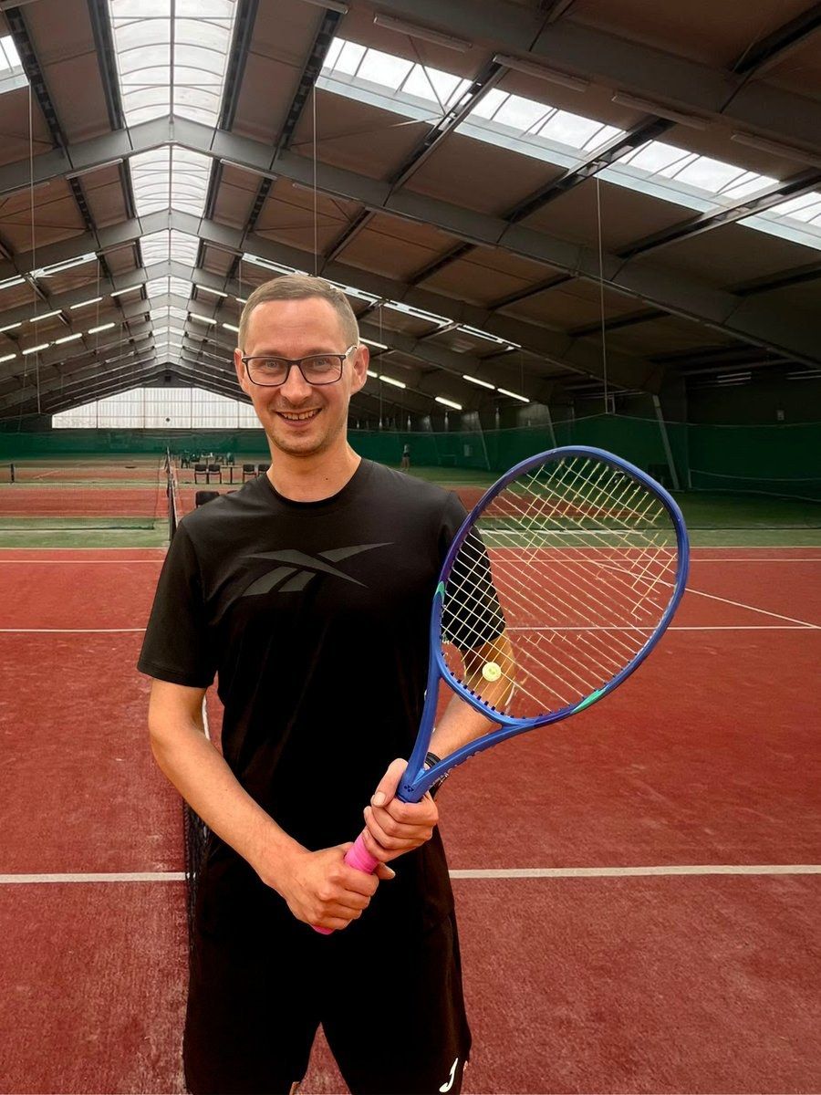 Bartłomiej Krekora, trener BKtenis, na korcie tenisowym